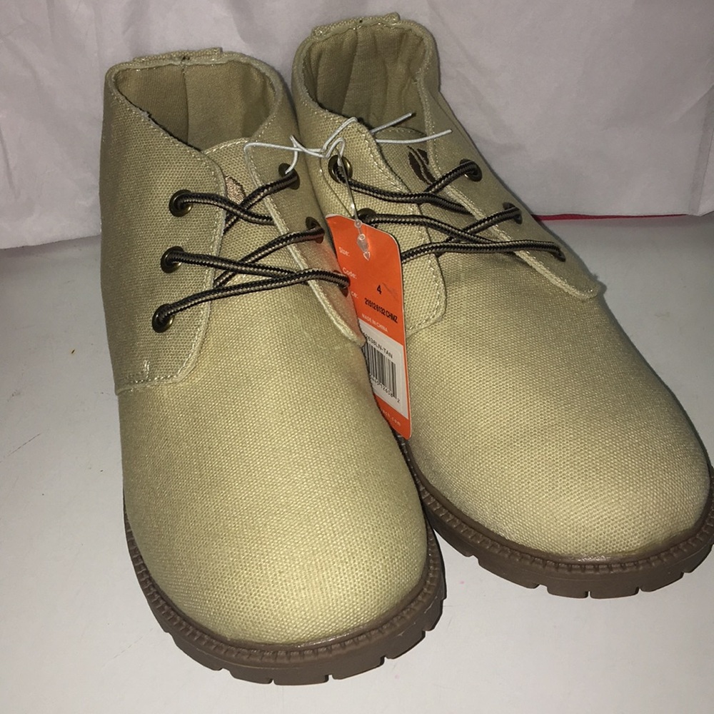 New without box Boys hiker boots